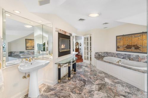 650 Gulf St, Milford CT 06460-7270 exterior