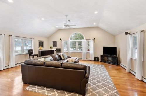 31 Candlestick Rd, North Andover MA 01845-3235 exterior