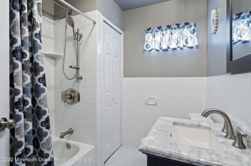 70 Emerald Pl, Clark NJ 07066-1410 exterior