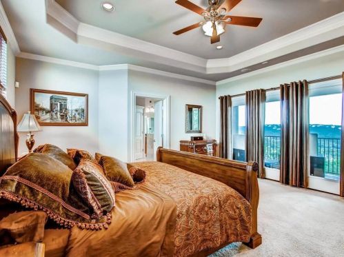 6706 Courtyard Dr, Austin TX  78730-5050 exterior