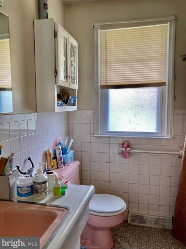 1172 Laurel Ln, Huntingdon Valley PA 19006-3216 exterior