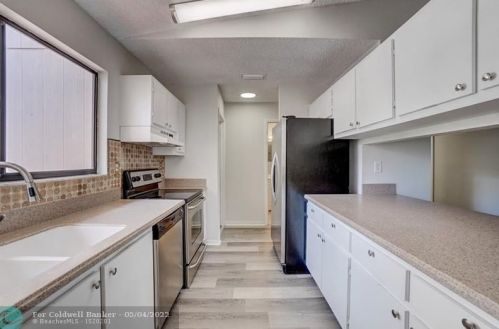 3 Mayfair Ln, Boynton Beach FL 33426-7717 exterior