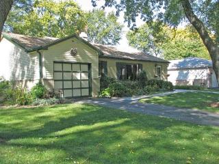 690 Mohave St, Hoffman Estates IL  60169-3211 exterior