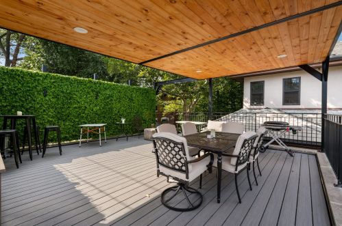 819 Castlewood Ter, Chicago IL  60640-4216 exterior