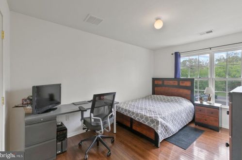 33 Bunting Brg Rd, Cookstown NJ 08511-1106 exterior