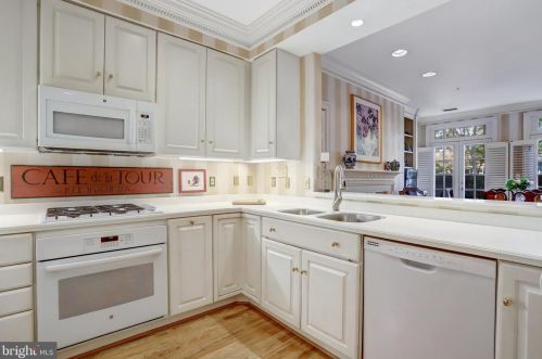 25 Wilkes St, Alexandria VA 22314-3853 exterior