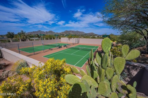 5761 Echo Canyon Cir, Phoenix AZ  85018-1270 exterior