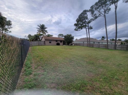 1433 Navajo Ln, Fort Pierce FL  34983-3147 exterior