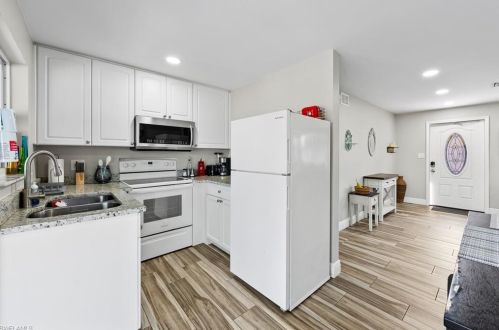 670 97 Ave, Naples FL 34108-2281 exterior