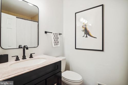 6036 Loganwood Dr, Rockville MD 20852-3459 exterior