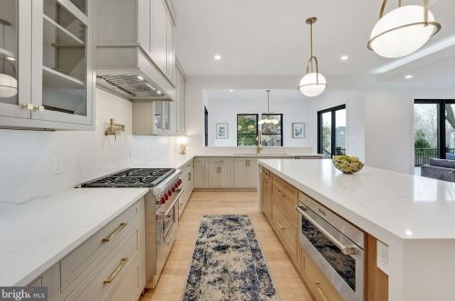 1422 Mayflower Dr, Mc Lean VA 22101-5615 exterior