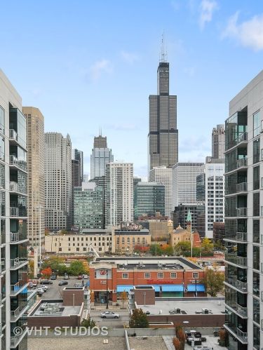 111 Peoria St, Chicago IL  60607 exterior