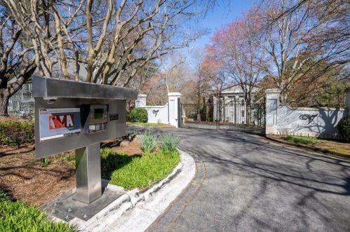 3071 Lenox Rd, Atlanta GA  30324-2882 exterior