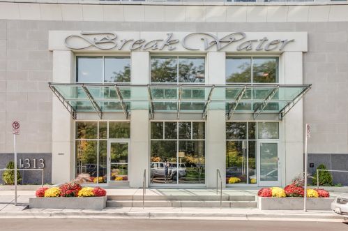 1313 Franklin Pl, Milwaukee WI 53202-2980 exterior