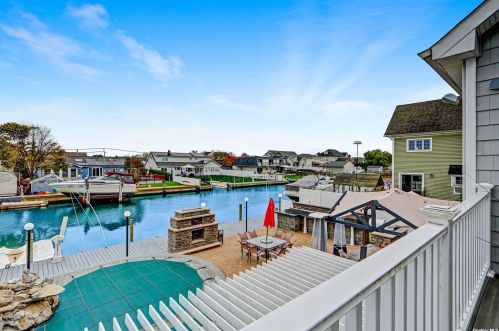 95 Midway St, Babylon NY  11702-4311 exterior