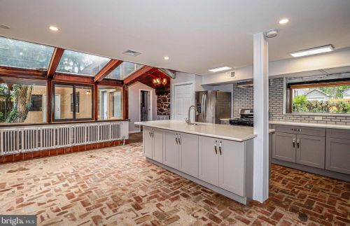 635 Parkway Ave, Trenton NJ  08618-2723 exterior