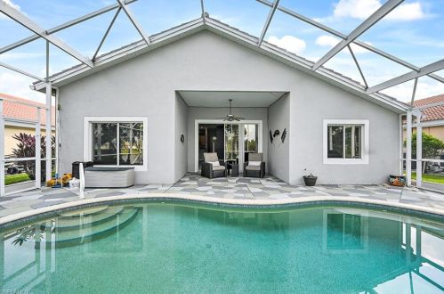 7571 Berkshire Pne Dr, Naples FL 34104-9445 exterior