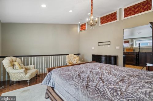 112 Lombard St, Philadelphia, PA 19147-1602