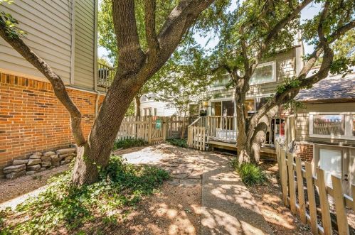 6808 Eastridge Dr, Dallas TX  75231-6869 exterior