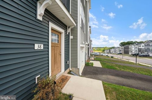 38 Overlook Dr, Hanover PA 17331-9136 exterior