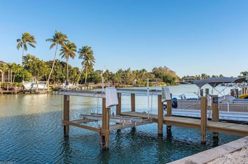 2082 Gulf Shore Blvd, Naples FL 34102-1602 exterior