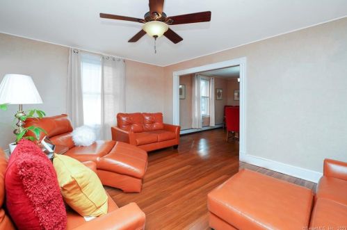 46 Glenwood St, Manchester CT  06040-6142 exterior