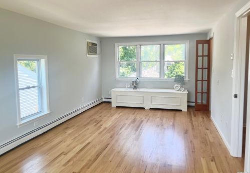 47 22 St, Huntington Station NY 11746-3240 exterior