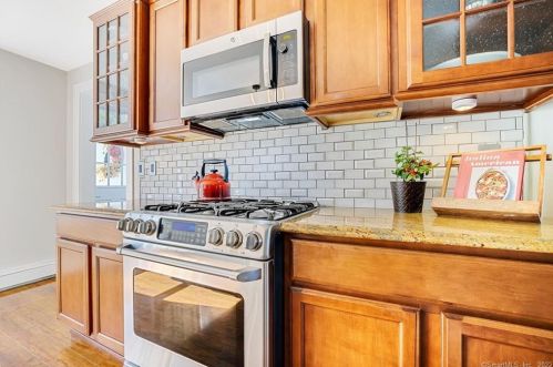 85 Columbia Rd, Windsor CT 06095-3811 exterior