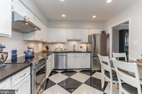 1122 Kensington Rd, Mc Lean VA 22101-2918 exterior