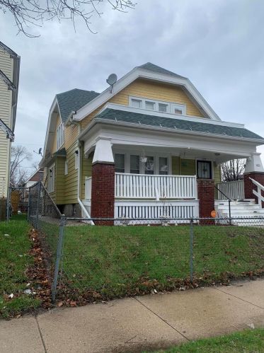 2875 25th St, Milwaukee, WI 53206-1114
