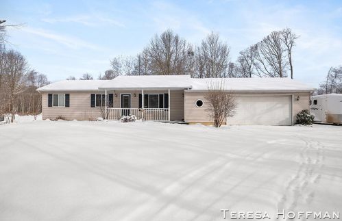 13300 Sadler Dr, Cedar Springs, MI 49319-8592