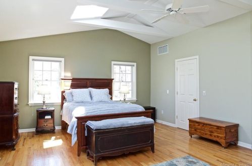 8 Cloverly Cir, Norwalk CT 06855-2130 exterior