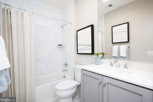 10272 Grosvenor Pl, Rockville MD 20852 exterior