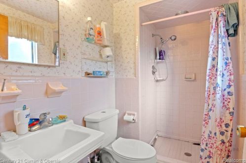 5975 Hubbell St, Dearborn Heights MI 48127-2445 exterior