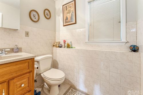 1 Charles Ct, Edison NJ 08820-2818 exterior