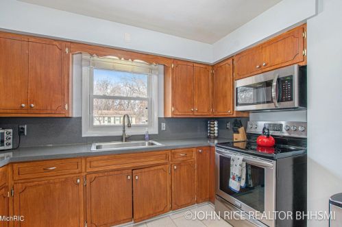 1004 Oakcrest St, Wyoming MI exterior