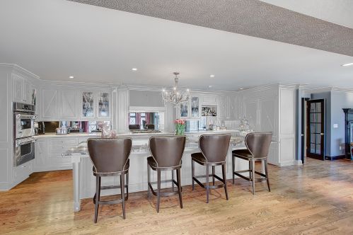 233 Ravine Baye Rd, Milwaukee WI 53217-1330 exterior