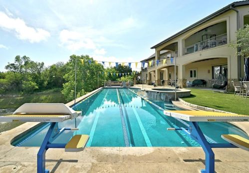 610 Crystal Crk Dr, Austin TX 78746-4728 exterior