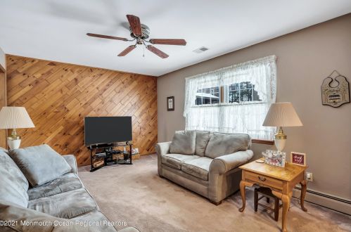 130 Floyd St, Edison NJ 08820-2101 exterior