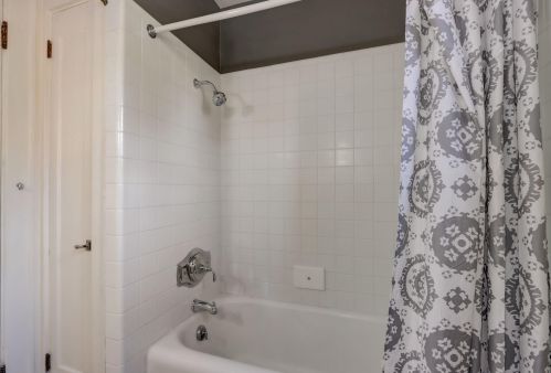 725 Lk Vw Ave, Milwaukee WI 53217-4857 exterior