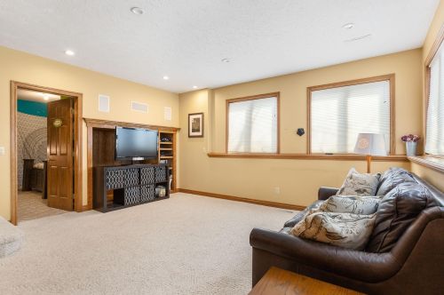 1061 Robinhood Dr, Meskegon MI  49445-2075 exterior