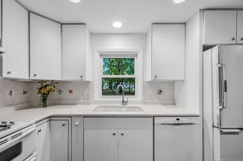 4 Pne Grv Ave, Enfield CT 06082-2617 exterior