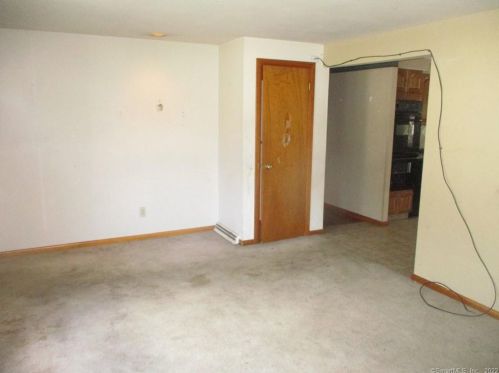 4 Redwood St, Enfield CT 06082-2619 exterior