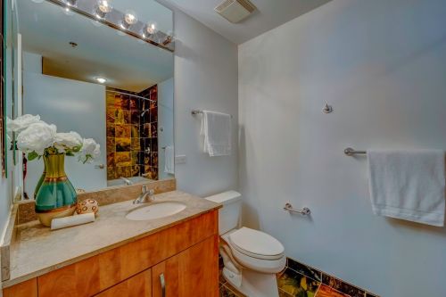 160 Illinois St, Chicago IL  60654-2706 exterior