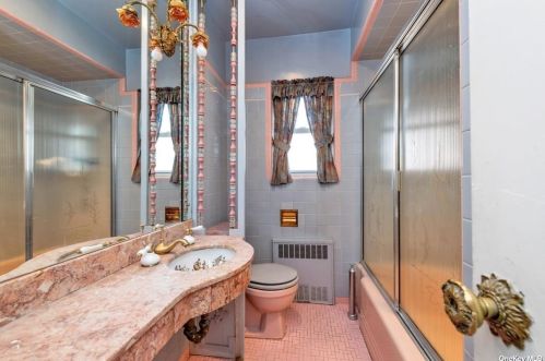 1081 Chestnut St, Valley Stream NY  11580-2157 exterior