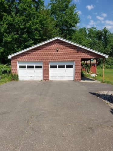 74 Thornfell St, Springfield, MA 01104-1133