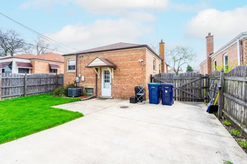 9008 Sacramento, Chicago IL 60805-1332 exterior