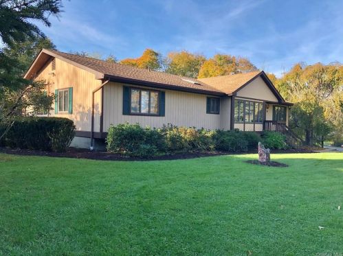 10 Farm Meadow Ln, Montgomery, NY 12549-2100