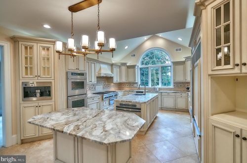 2221 Jefferson Ln, Huntingdon Valley PA 19006-6038 exterior