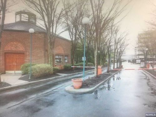 7 Millay Ct, Teaneck NJ 07666-6485 exterior